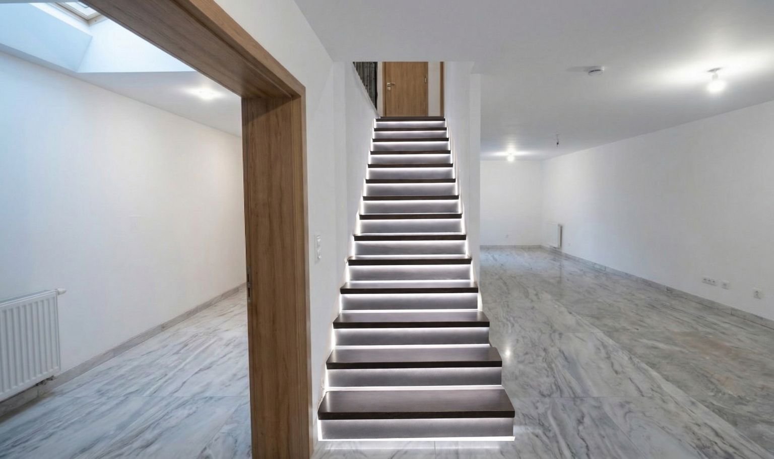 Le même escalier habillé d'un kit de coques en acier anthracite sur mesure