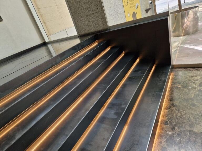 Recouvrement d'escalier en acier brut avec LED intégrées - Espace Commercial Paris