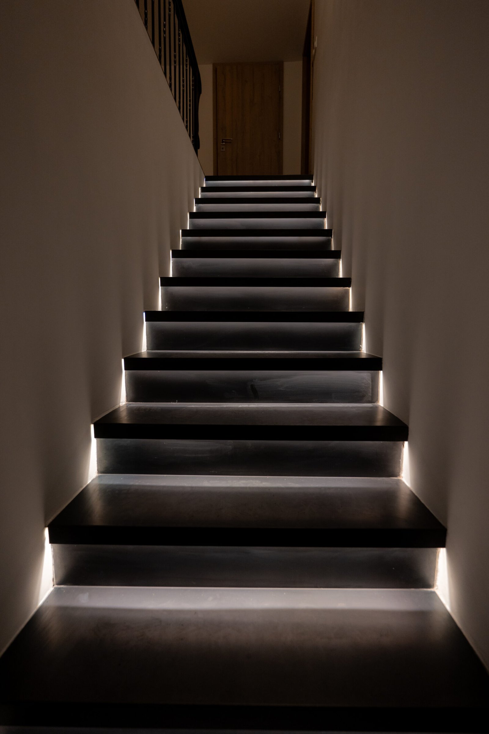 Habillage d'un escalier en beton brut recouvert en acier thermolaque, avant et apres