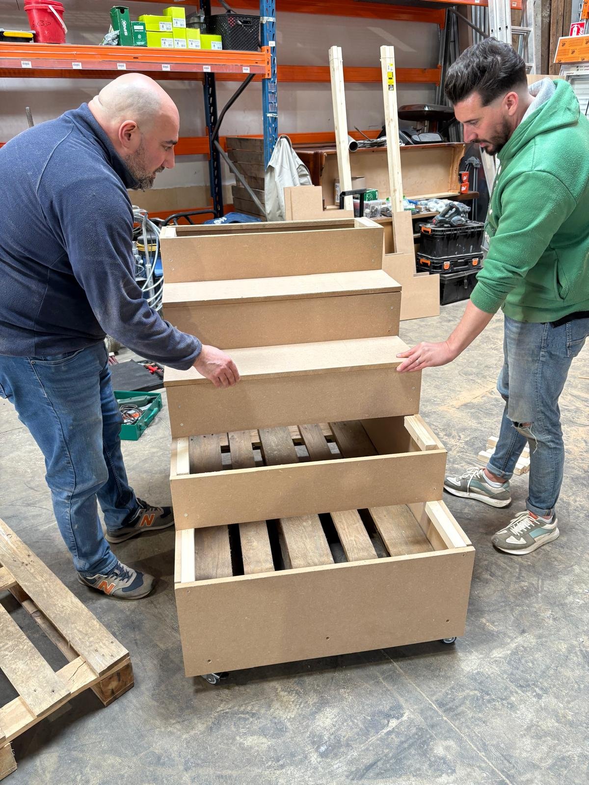 Deux fondateurs de Blacksmith assemblant un prototype d'habillage d'escalier en atelier