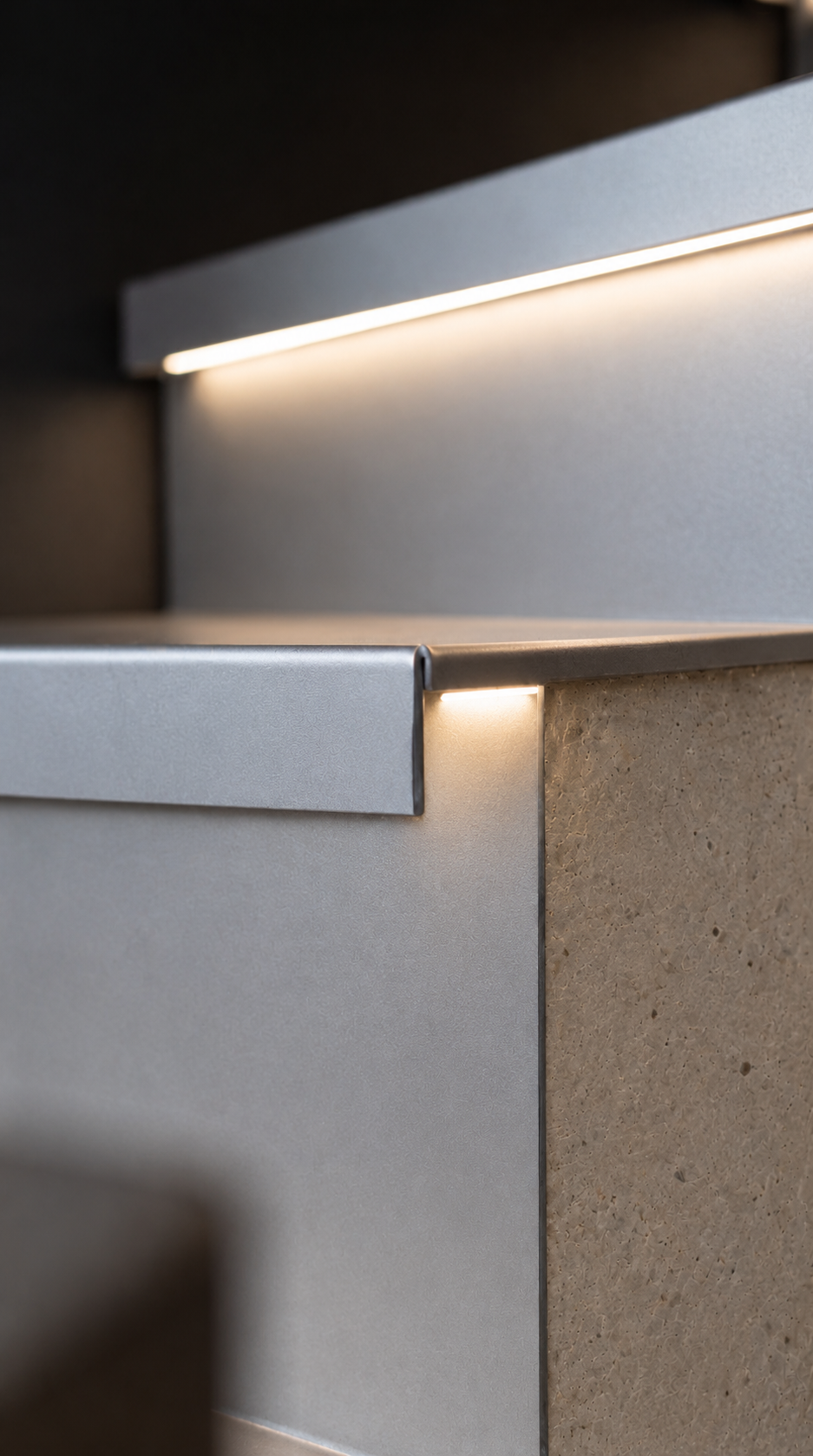 Marches d'escalier habillées d'aluminium thermolaqué gris clair, éclairage LED sous le nez de marche