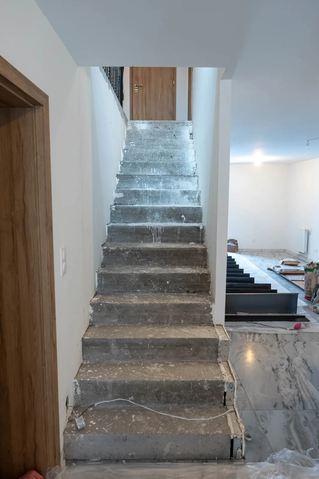 Escalier béton brut droit de 15 marches avant habillage, maison individuelle à Metz