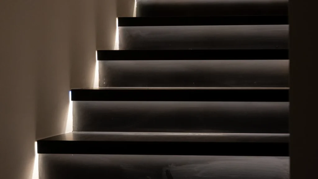 Escalier béton brut habillé d'acier thermolaqué noir : étude de cas en Lorraine