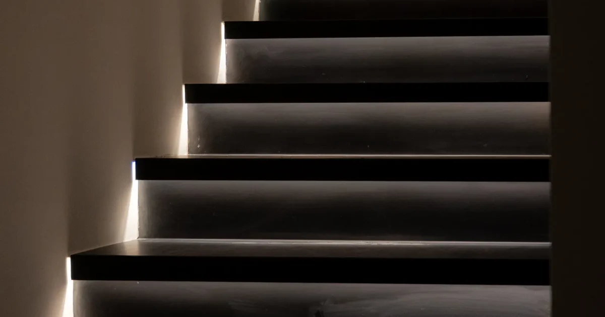 Escalier béton brut habillé d'acier thermolaqué noir : étude de cas en Lorraine